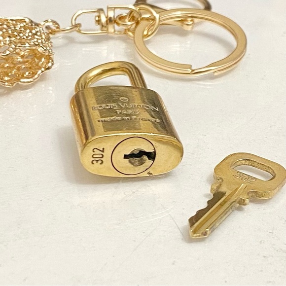 LOUIS VUITTON LOCK AND KEY ON GOLD TONE KEYCHAIN # 302 - Picture 5 of 8